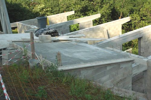 piscine beton sur terrain en pente