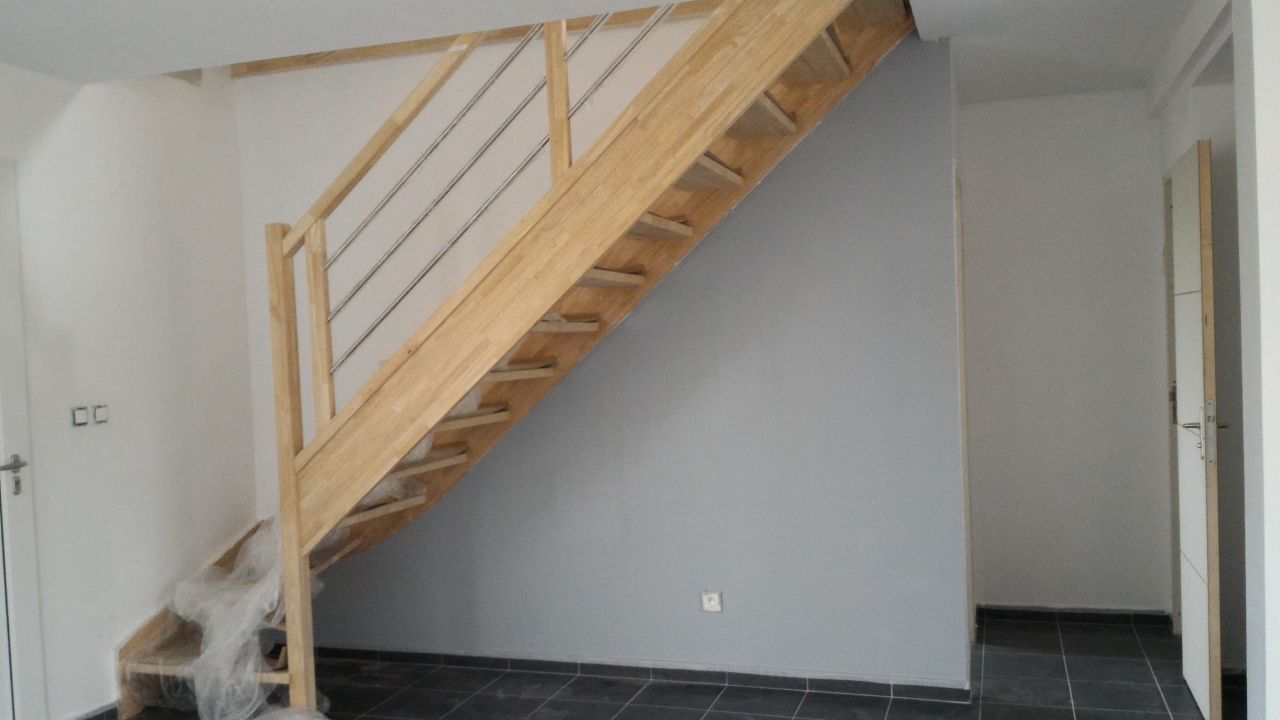 Photo première couche de peinture grise sous l'escalier ...