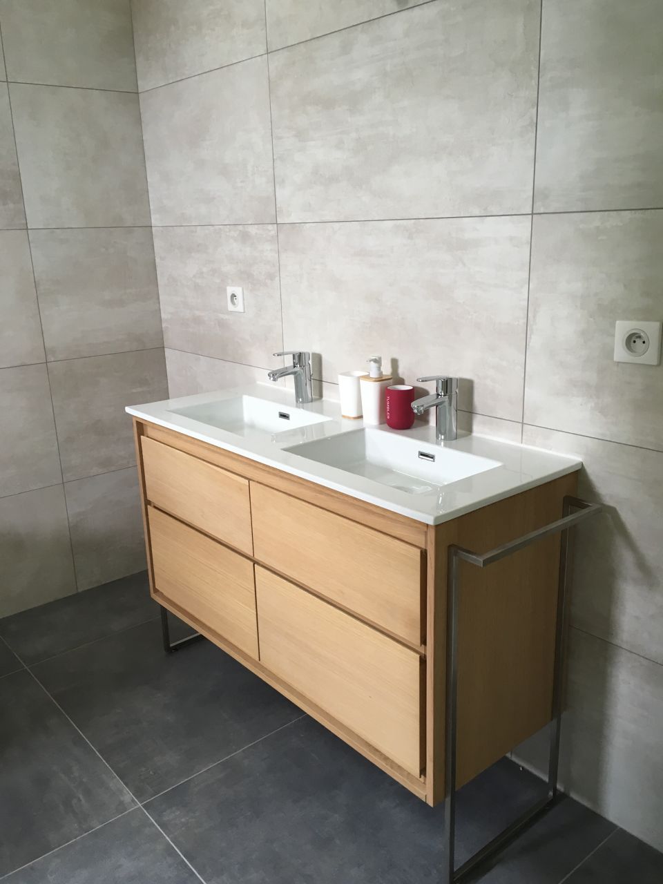 Meuble de salle de bain installé, cote d'or