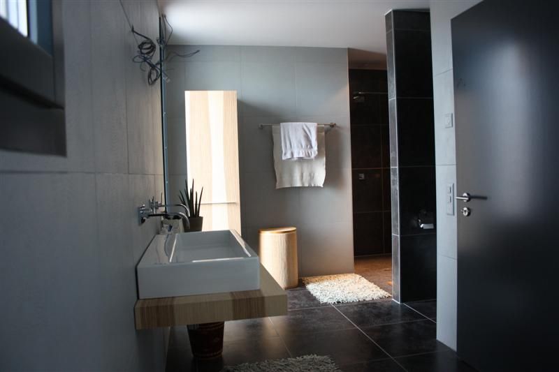 Aide idée salle de bain avec carrelage anthracite... 14 messages Salle deau:faience avec frise verticale