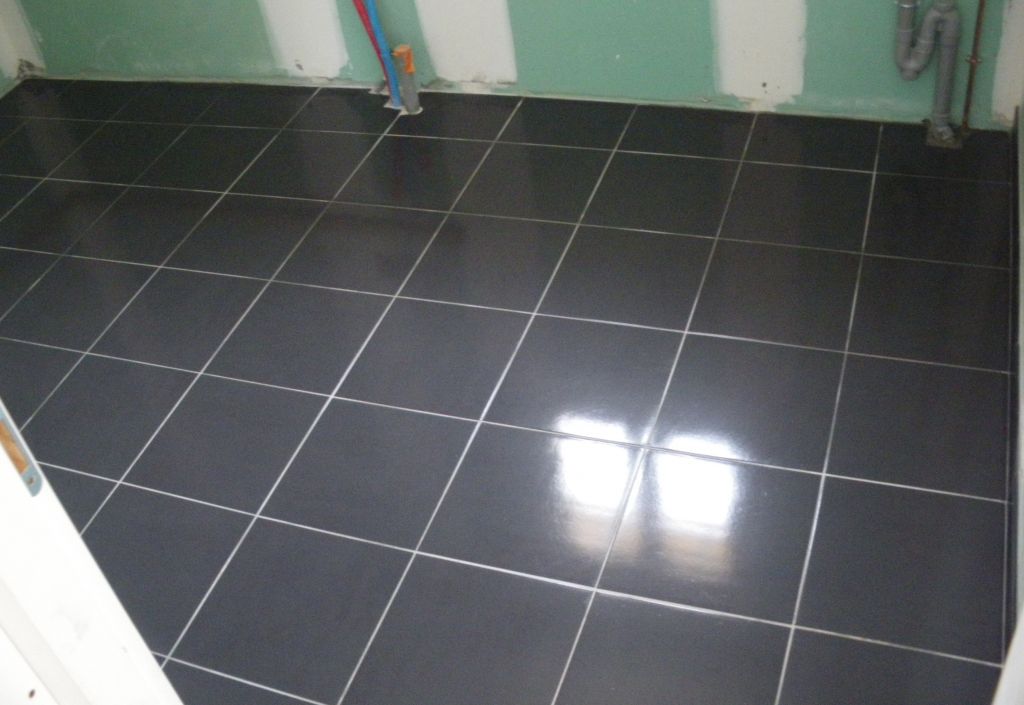 Aide idée salle de bain avec carrelage anthracite... 14 messages Salle deau:faience avec frise verticale
