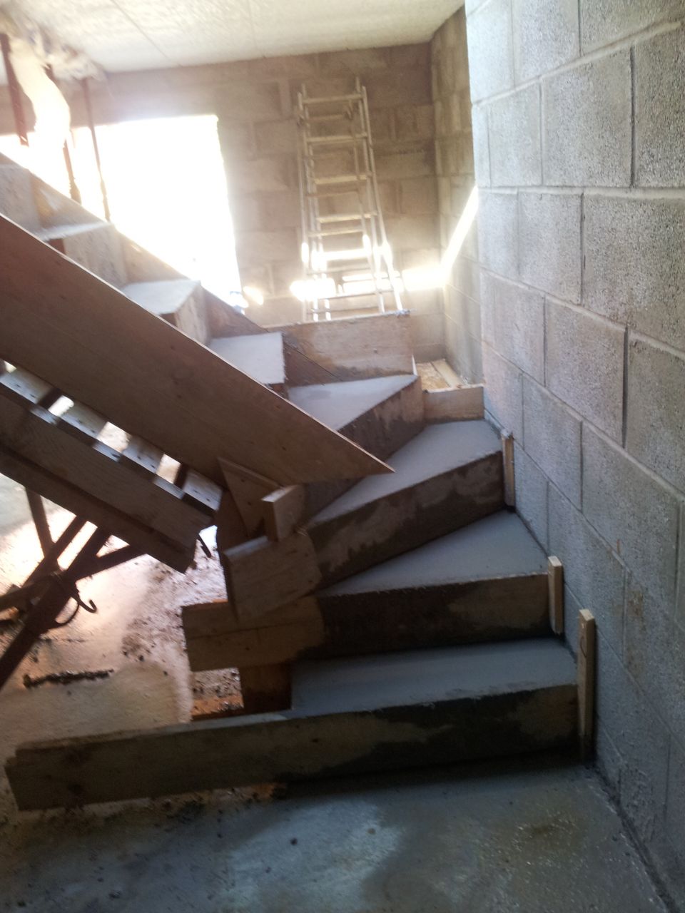 Sous-sol: Préparation pour la dalle du RDC et l'escalier béton du sous-sol