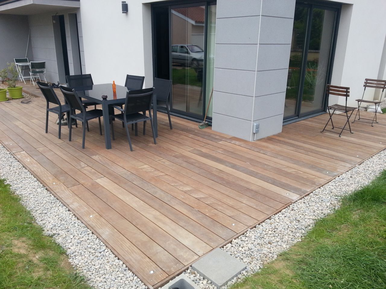 Finitions de la terrasse : lame de finition   spots LED   galets