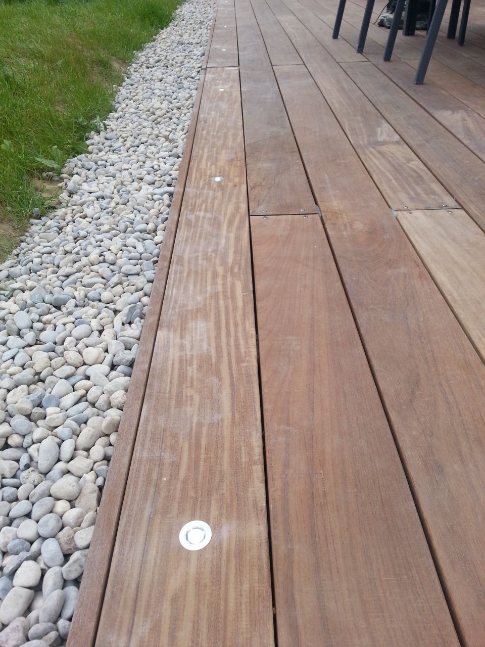 Finitions de la terrasse : lame de finition   spots LED   galets