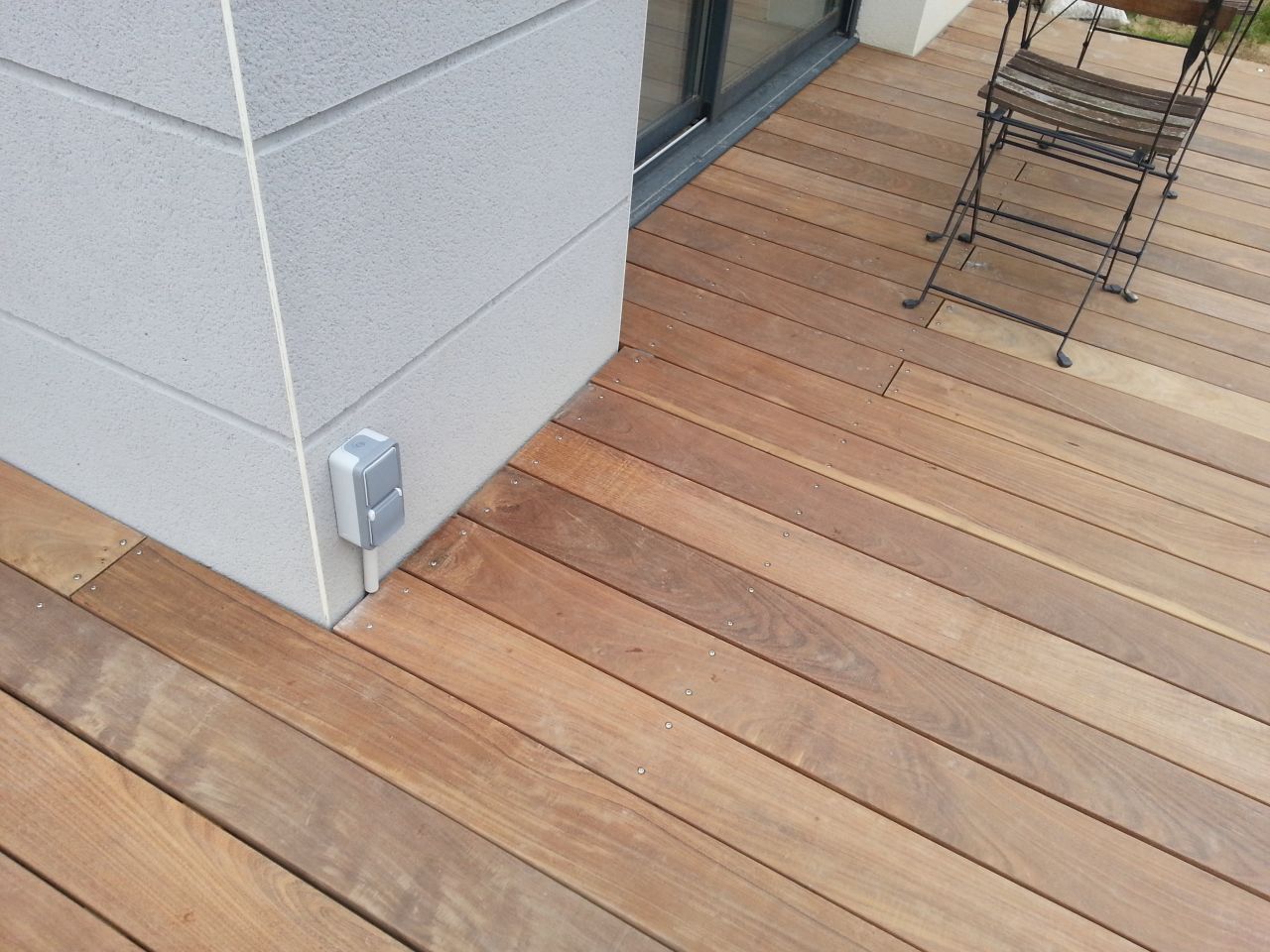 Finitions de la terrasse : interrupteur   prise extérieure