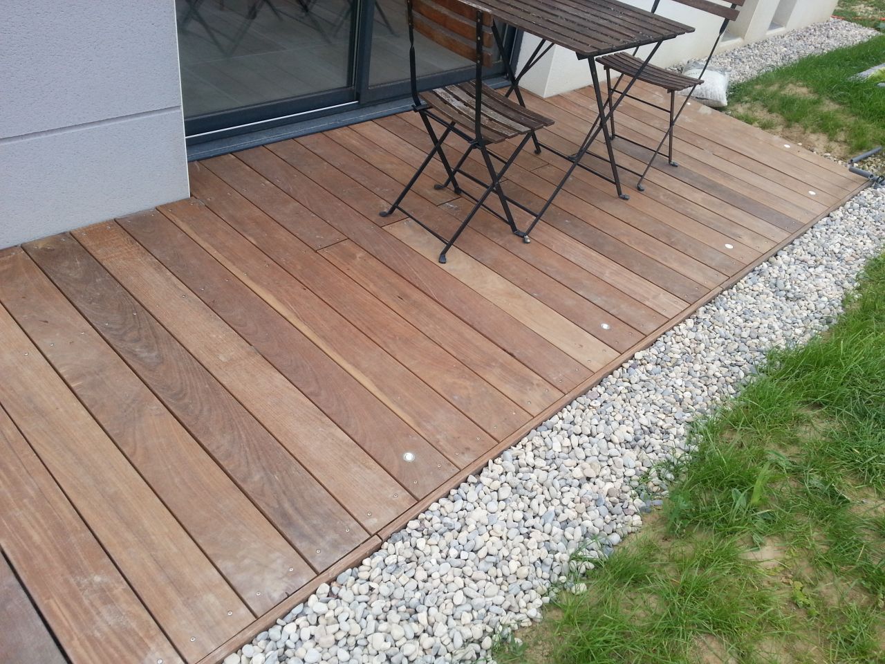 Finitions de la terrasse : lame de finition   spots LED   galets