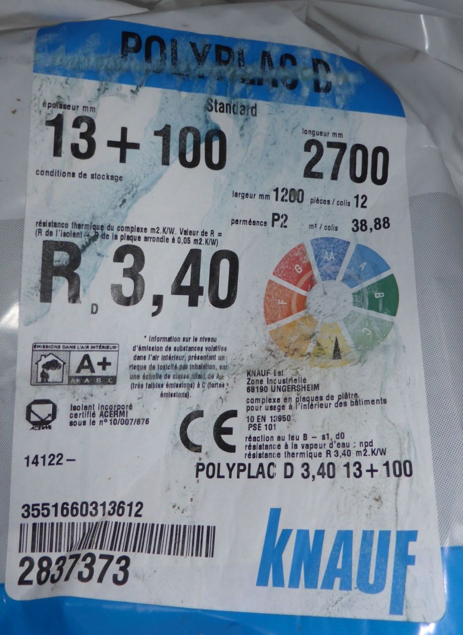 Knauff Polyplac D 13 100 avec un R de 3.4 comme indiqué sur la notice descriptive.

A la base cela aurait du être du Siniat (ex-Lafarge) Pregimax 29.5 mais remplacé par l'équivalent chez Knauff.

Les caractéristiques sont les mêmes.