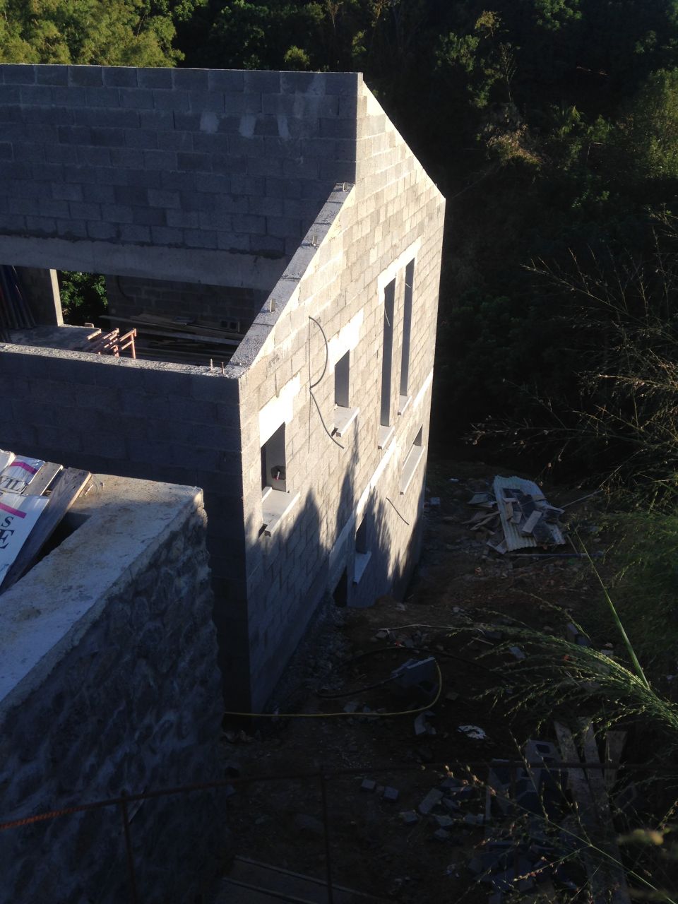 Appuis de fenêtre posés, enduit fin en cours sur le soubassement et le mur encaissé.