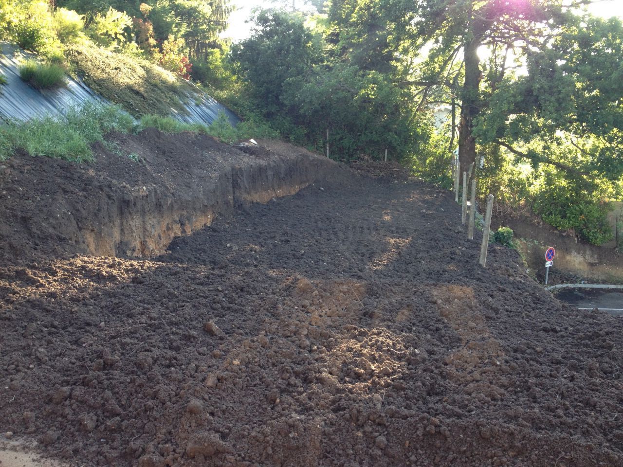 Fin du terrassement. Le terrain est donc  plat sur le jardin. Ce qui nous permettra un agencement plus simple.