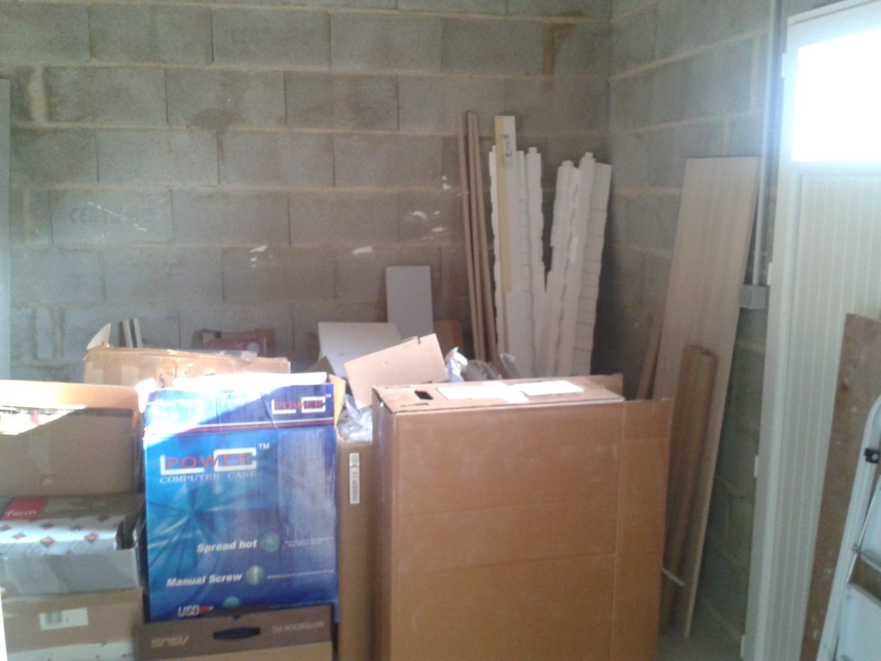 Des cartons dans le garage, c'est étonnant !