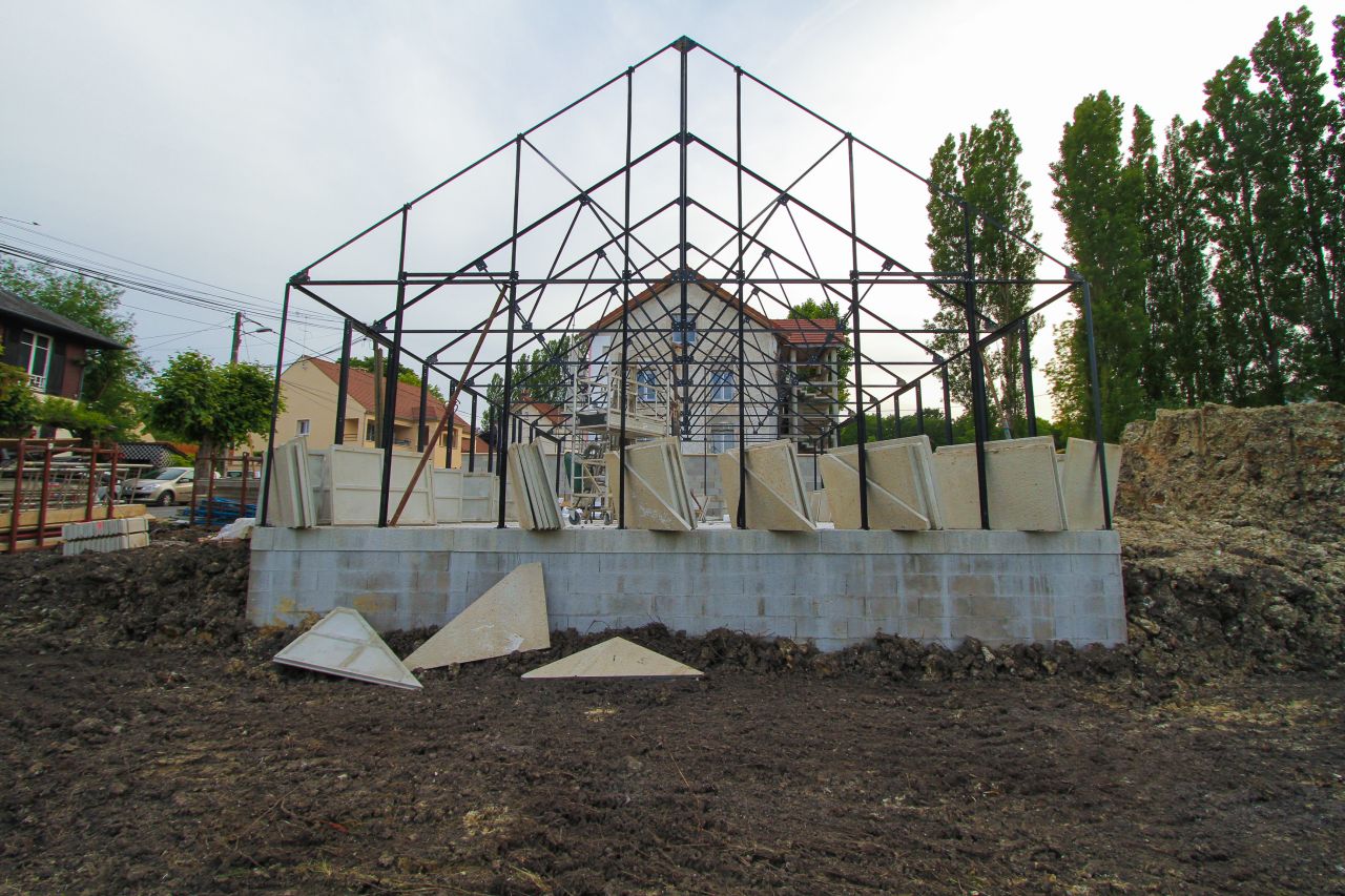 La structure mtallique de la maison est pratiquement finie moins de 2 jours aprs le coulage de la dalle.