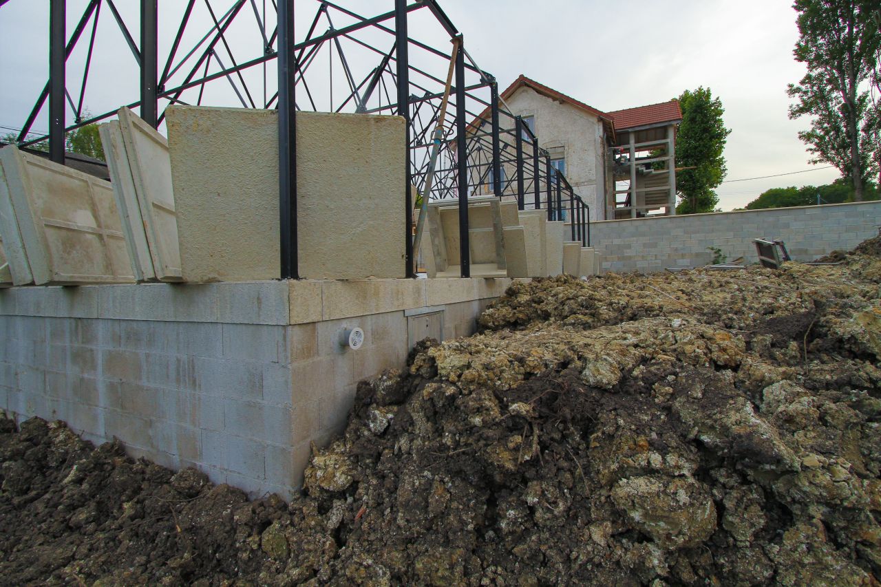 La structure mtallique de la maison est pratiquement finie moins de 2 jours aprs le coulage de la dalle.