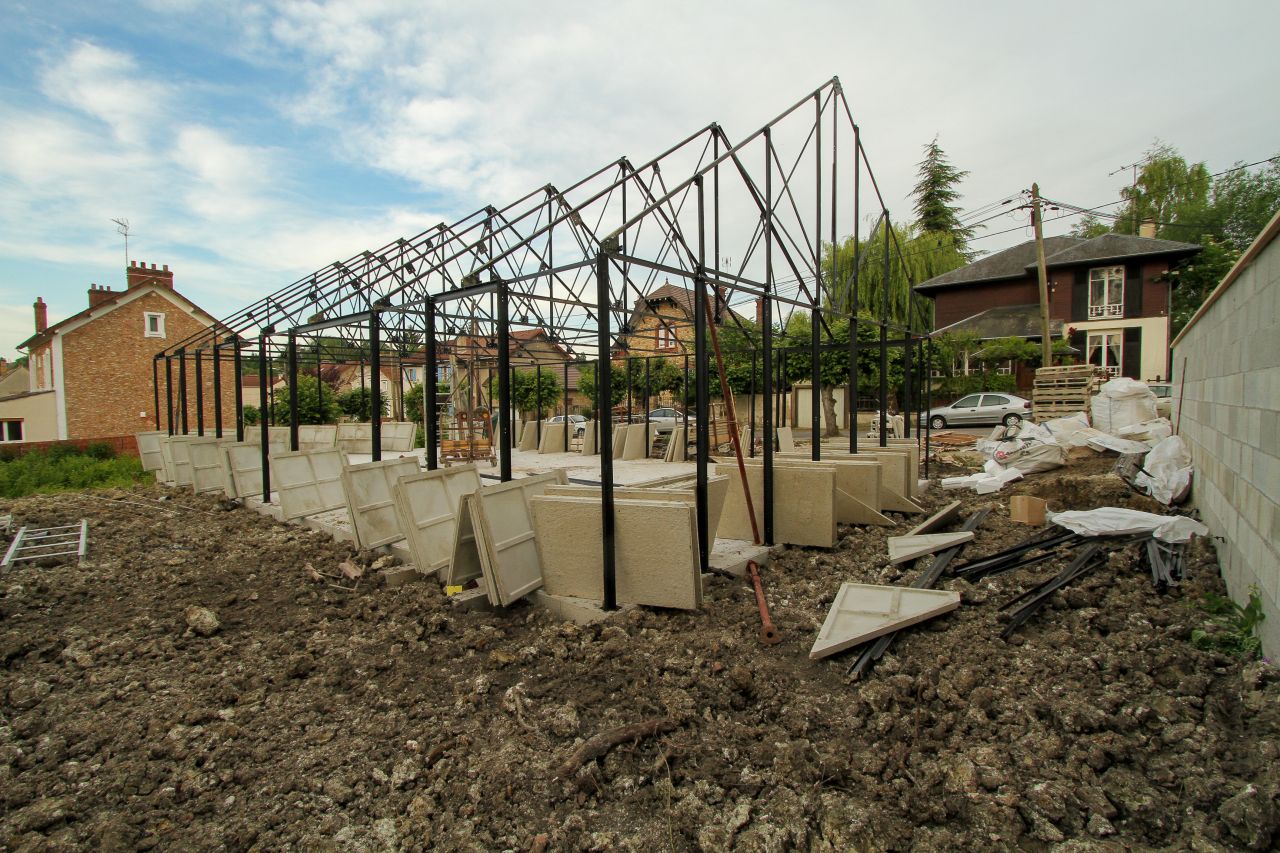 La structure mtallique de la maison est pratiquement finie moins de 2 jours aprs le coulage de la dalle.