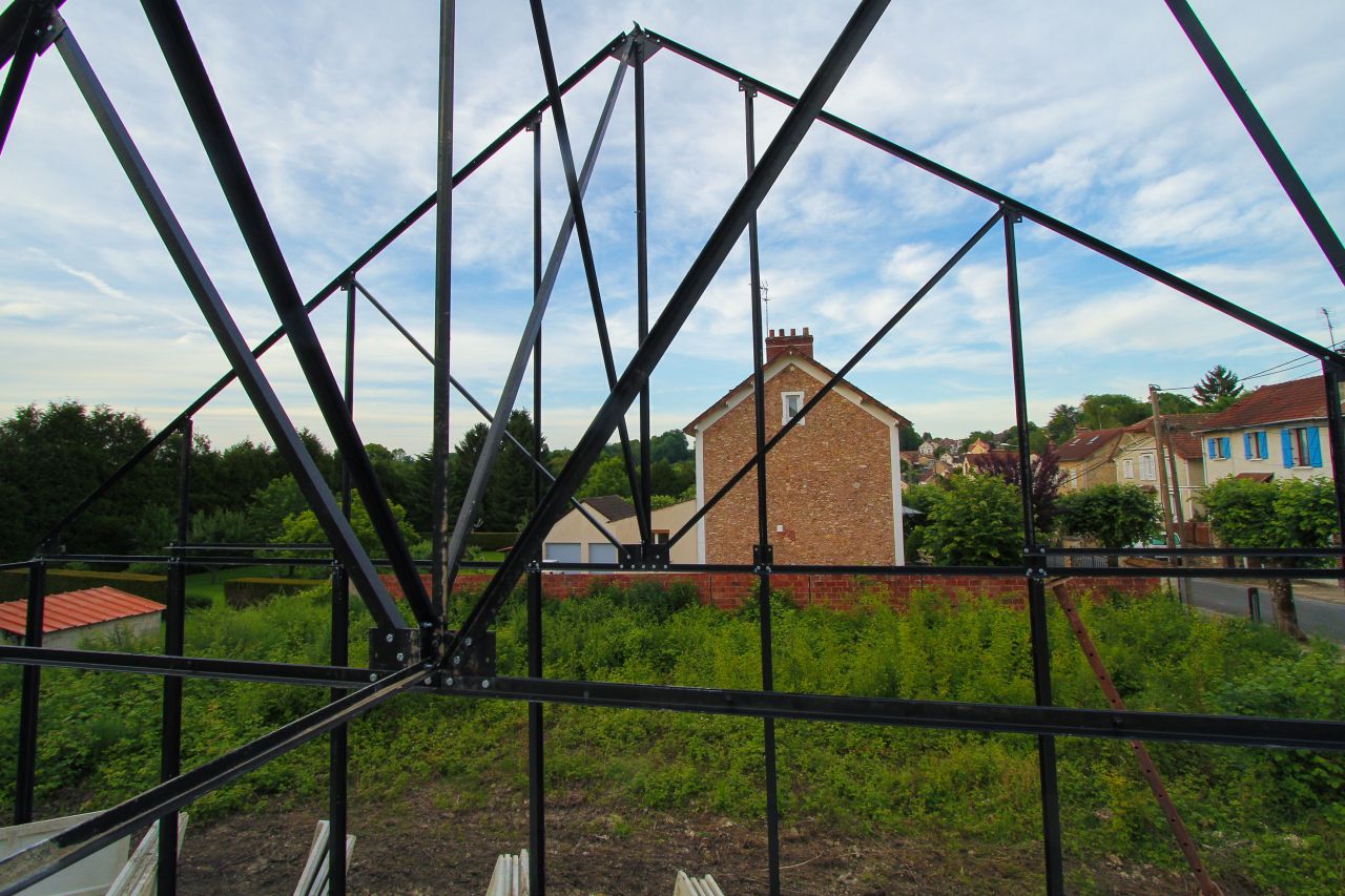 La structure mtallique de la maison est pratiquement finie moins de 2 jours aprs le coulage de la dalle.