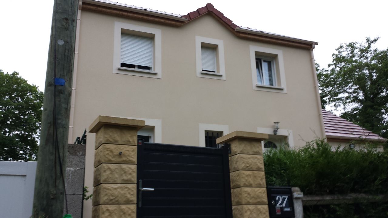 Photo de la faade d'une maison avec un enduit Parex lanko J39 Sable d'athnes