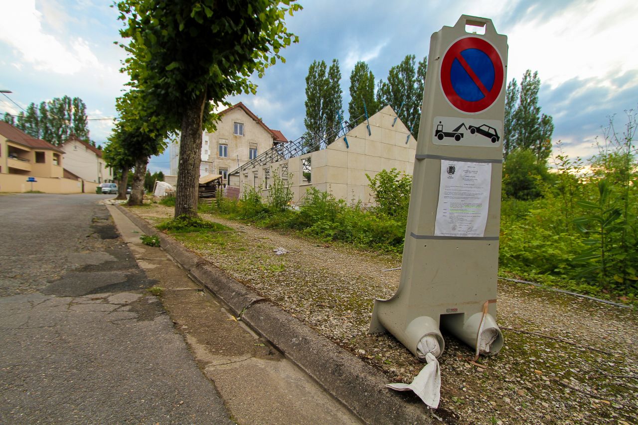 L'arrt de la mairie concernant les travaux de raccordement et d'assainissement des eaux uses est en place. Ce sera donc circulation alterne pour les sous-traitants de la Lyonnaise des Eaux.