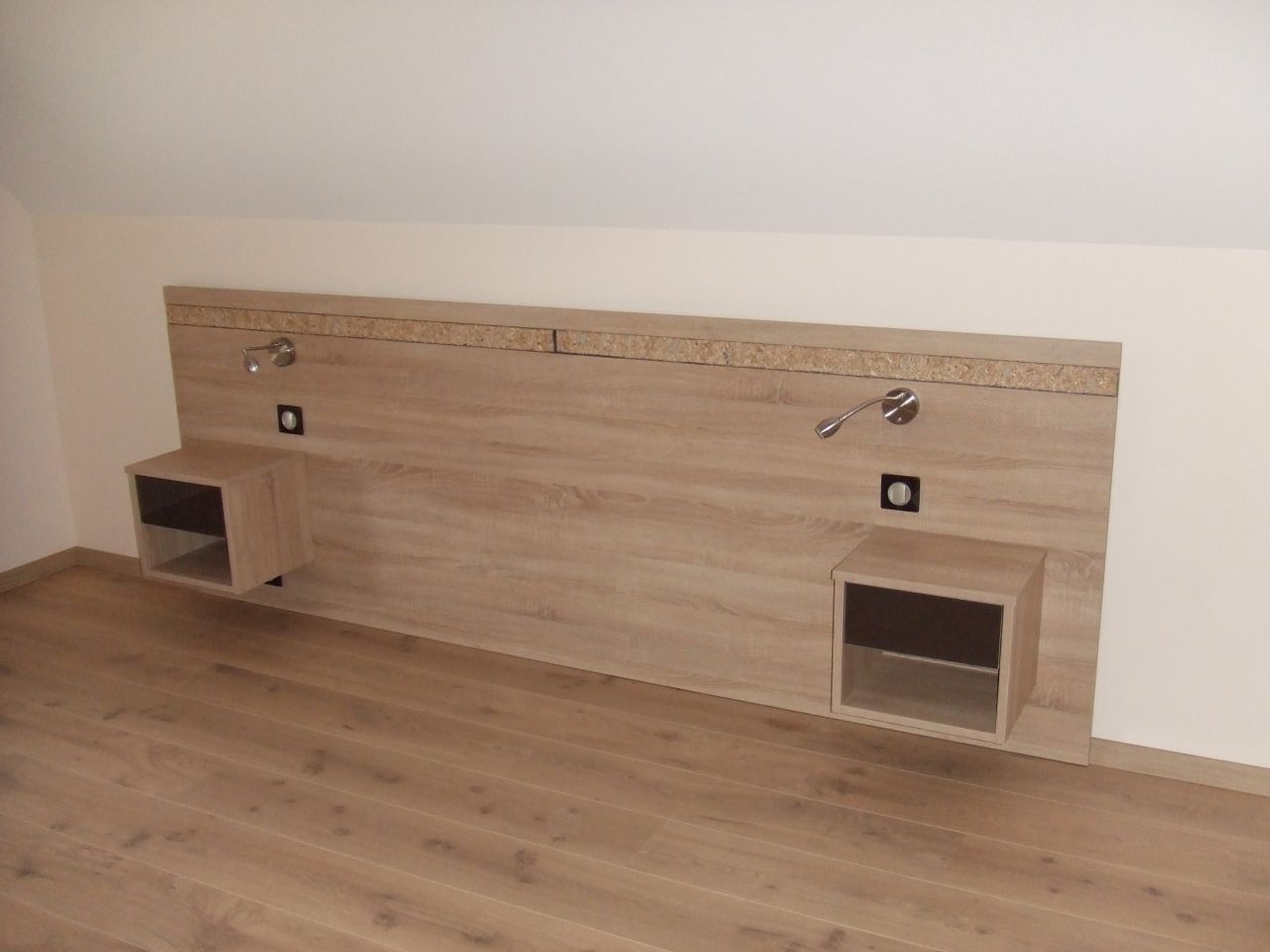 Tête de lit assortie aux façades du dessing