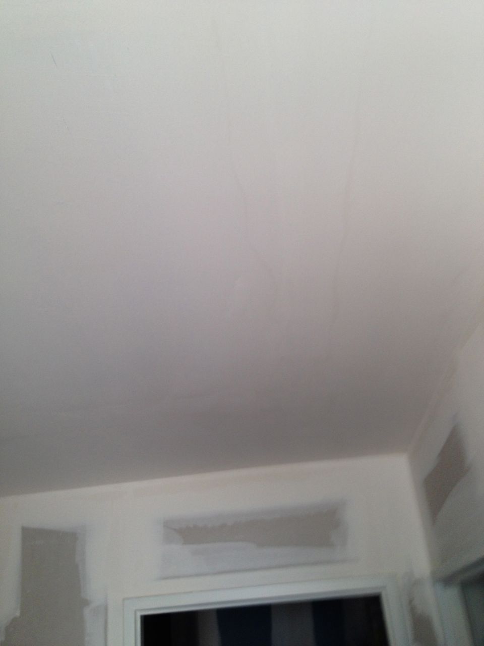 plafond rdc trace sur peinture blanche????est ce suite fissure dalle et coul de la rsine????