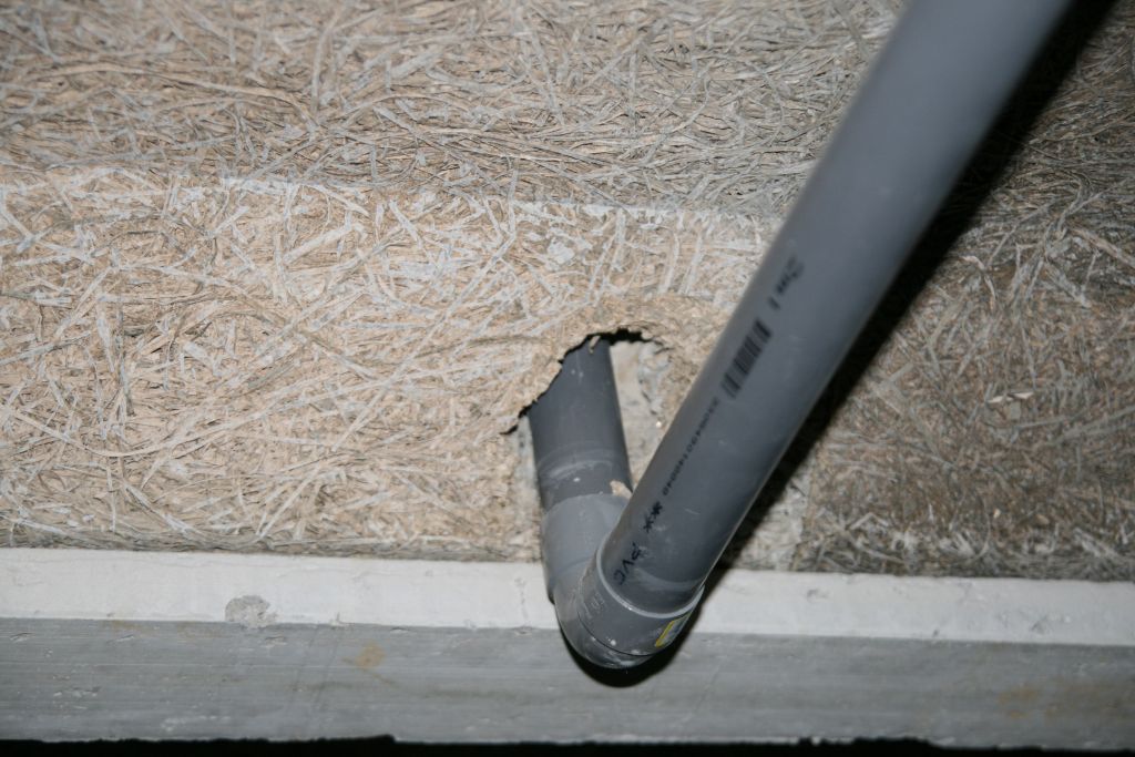 Comment bien passer des tuyaux en dalle sans problème 