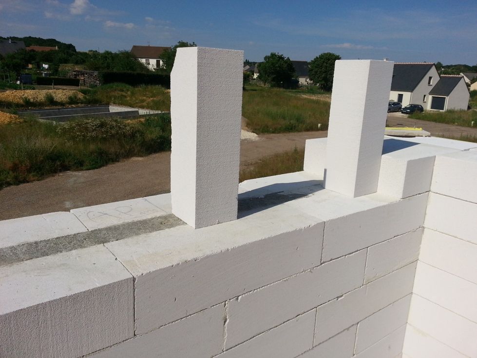 Avec une allège en béton sous la fenêtre