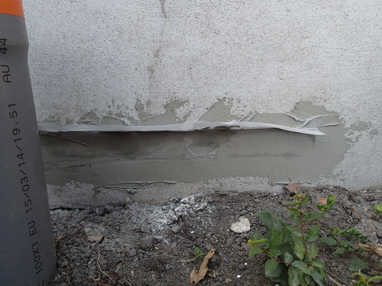 Grille contre les termites sur le bas de mur du voisin