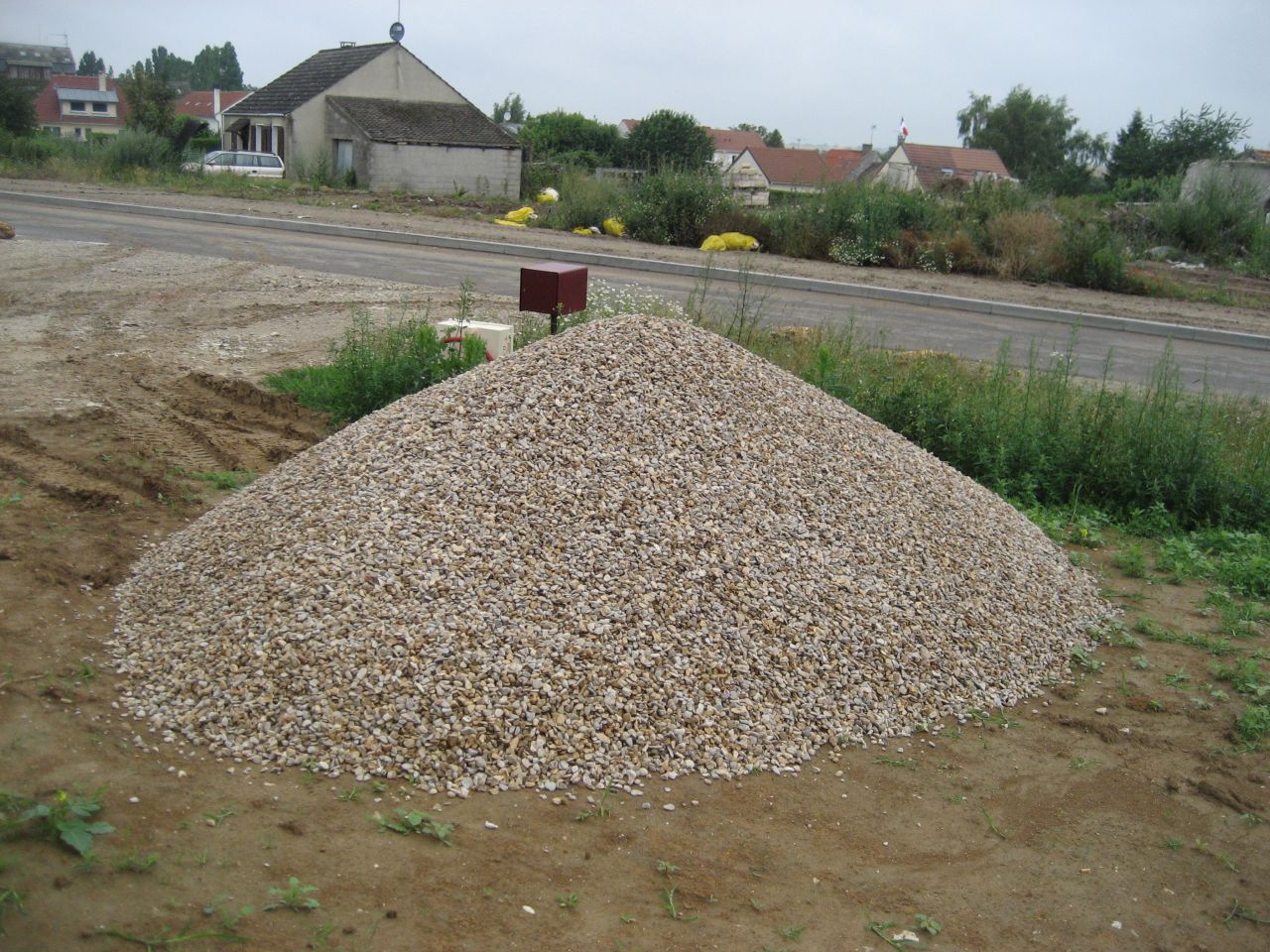 09/07/14-Opration anti-boue : Livraison de gravillons pour mettre autour de la maison