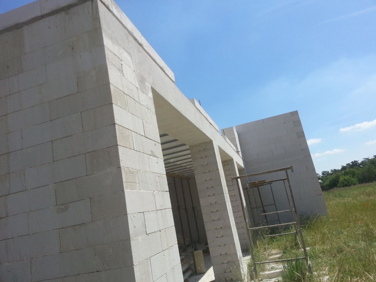 Le mur sud est poncé, et enfin totalement réparé.