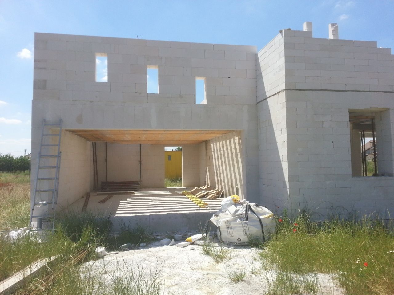 Ponçage des coulures de béton sur la façade du garage