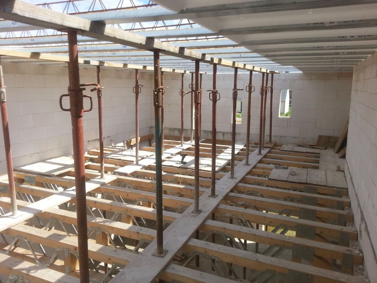 Mise en place de des poutrelles / hourdis / étais du toit du garage