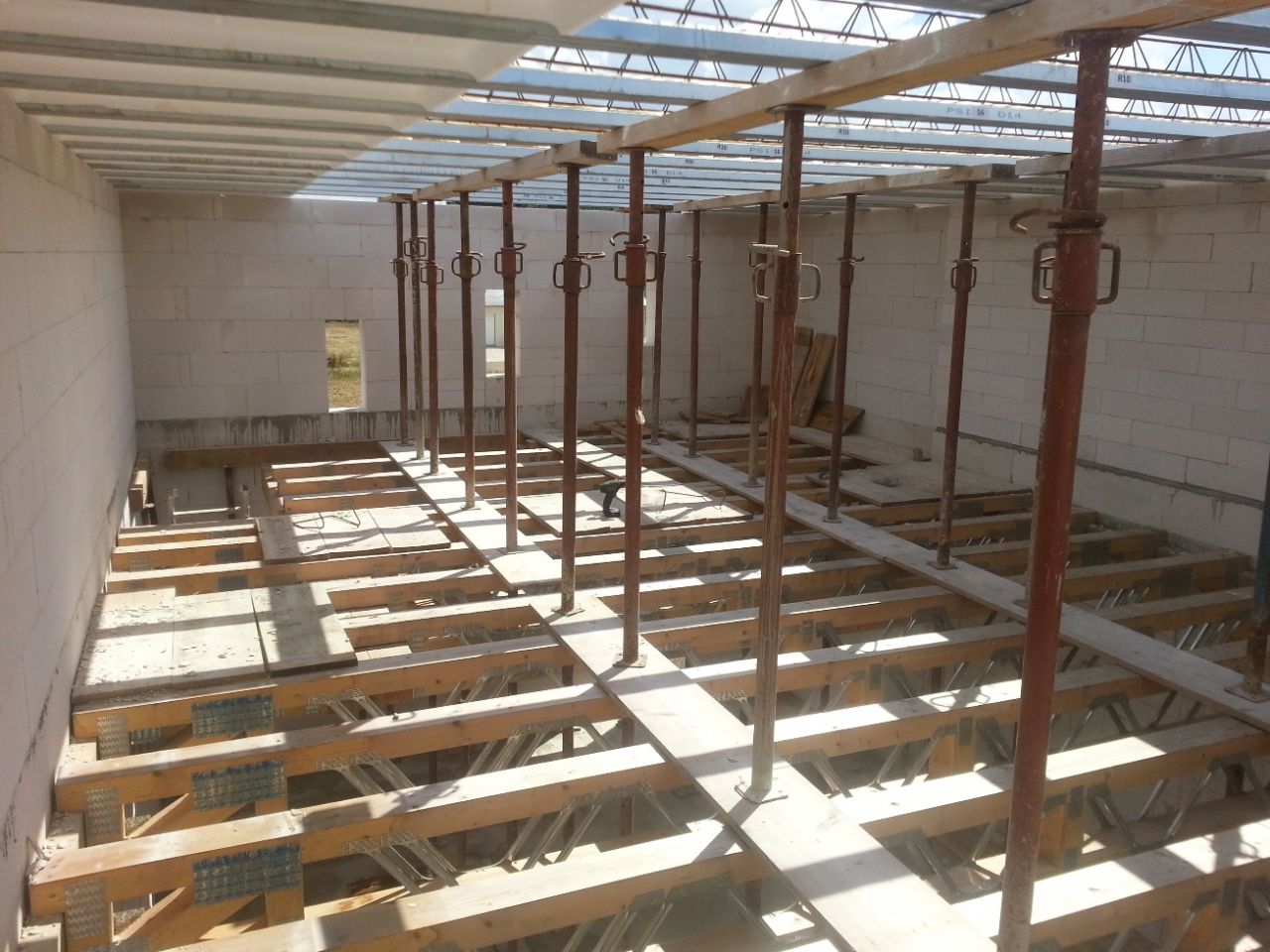 Mise en place de des poutrelles / hourdis / étais du toit du garage