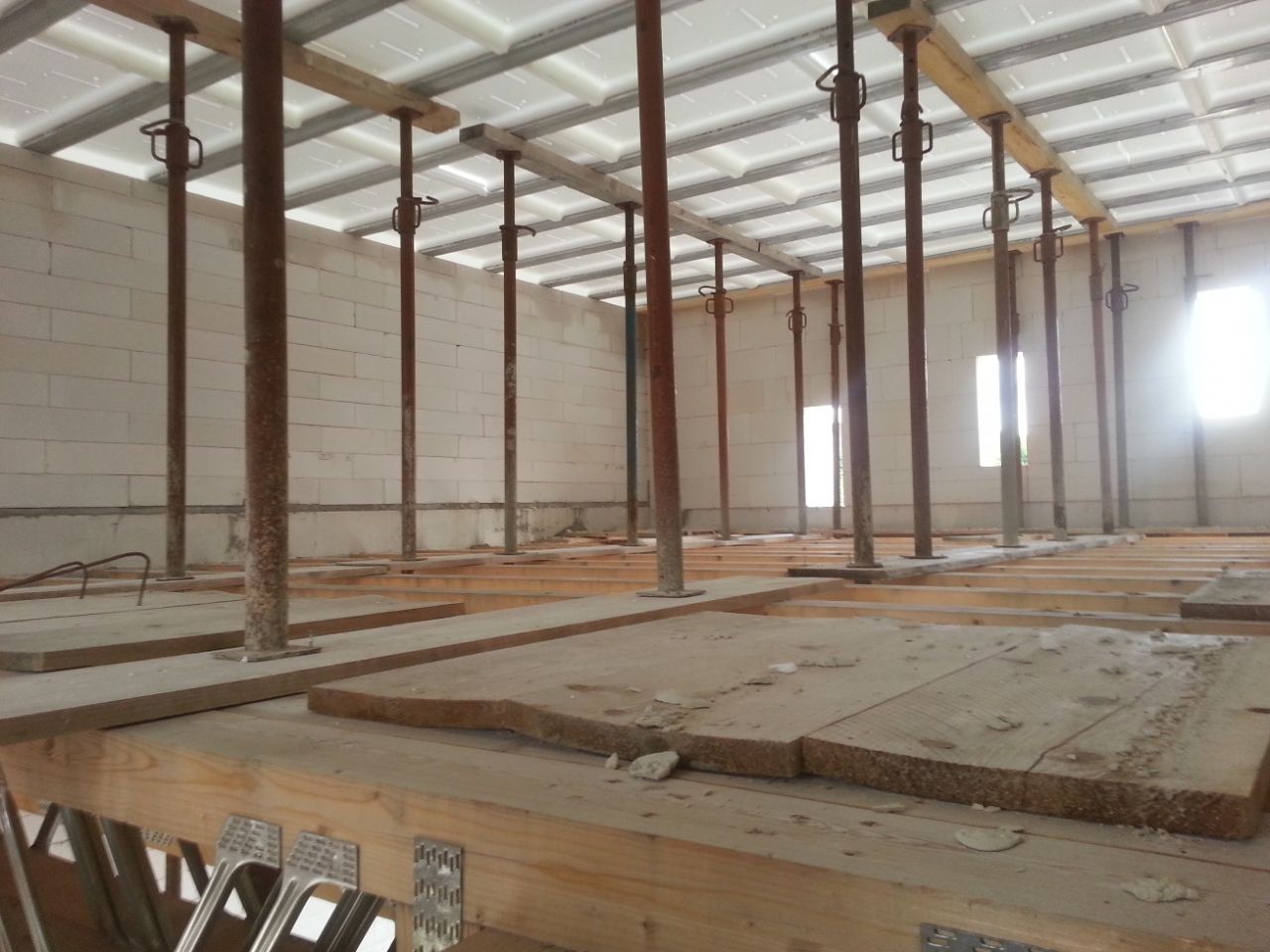 Vu du RDC du garage ; les étais sont fixés à des planches pour ne pas qu'ils glissent