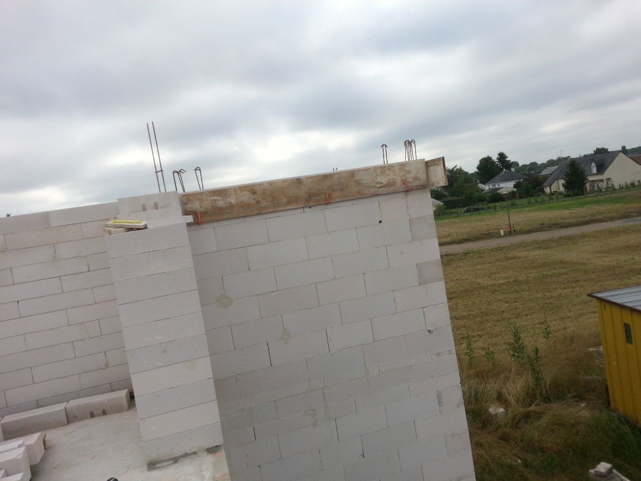 Renfort des planelles avec des planches et des chevillettes