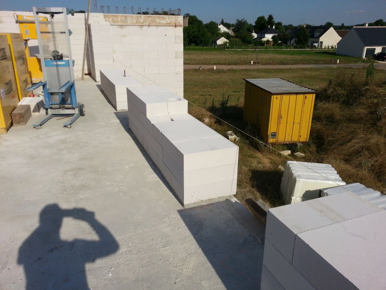 Pose du mur sud de l'étage