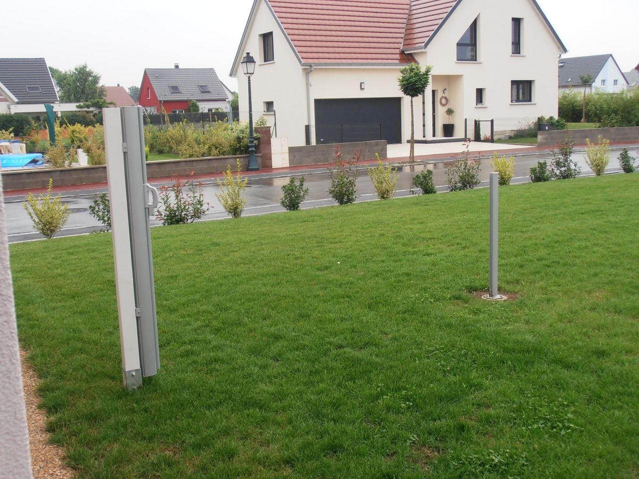 Achat d'un brise vue rétractable pour un peu d'intimité lorsqu'on souhaite être dehors.
<br />
( il pleut alors pas de photo avec le brise vue ouvert...dsl)
