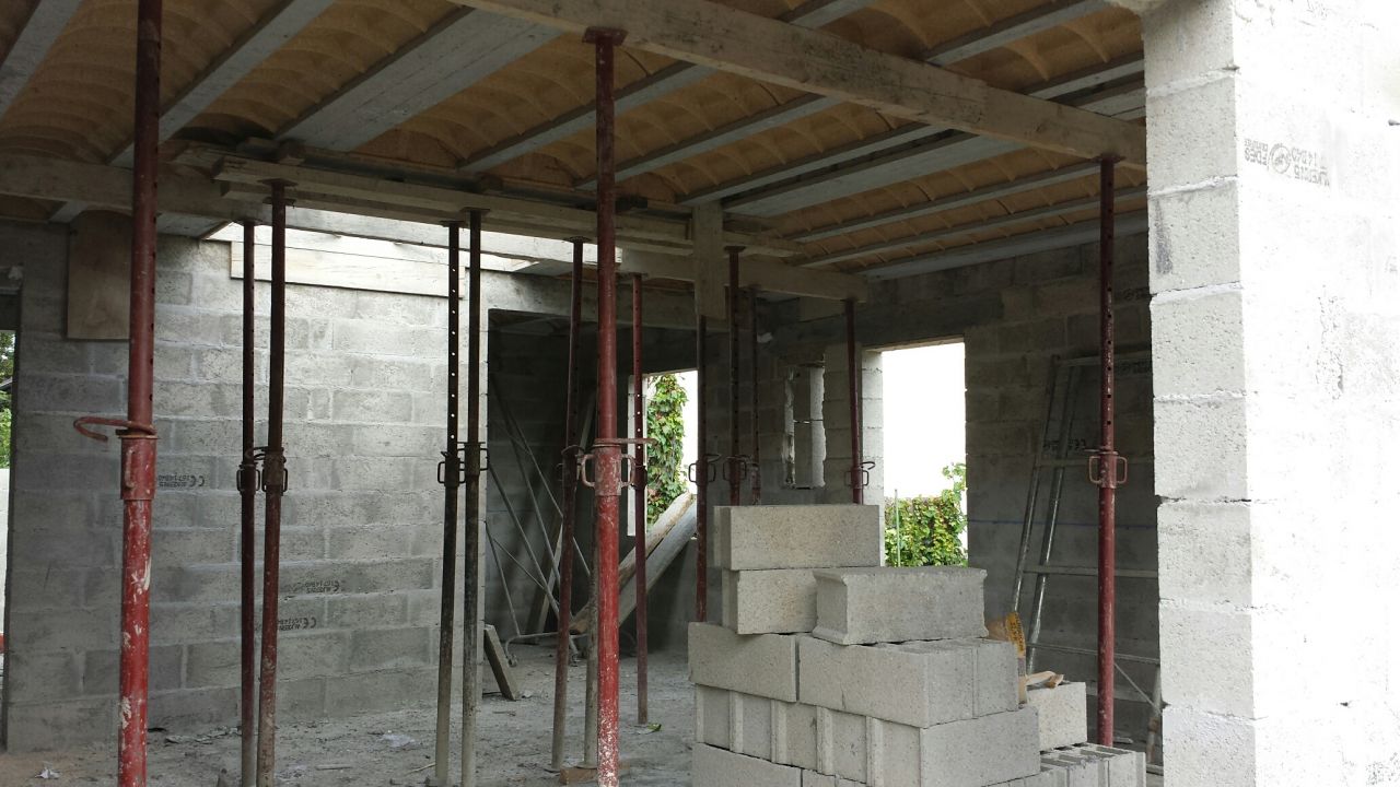 31/07/2014 - Elvation des murs du 1er tage en cours
