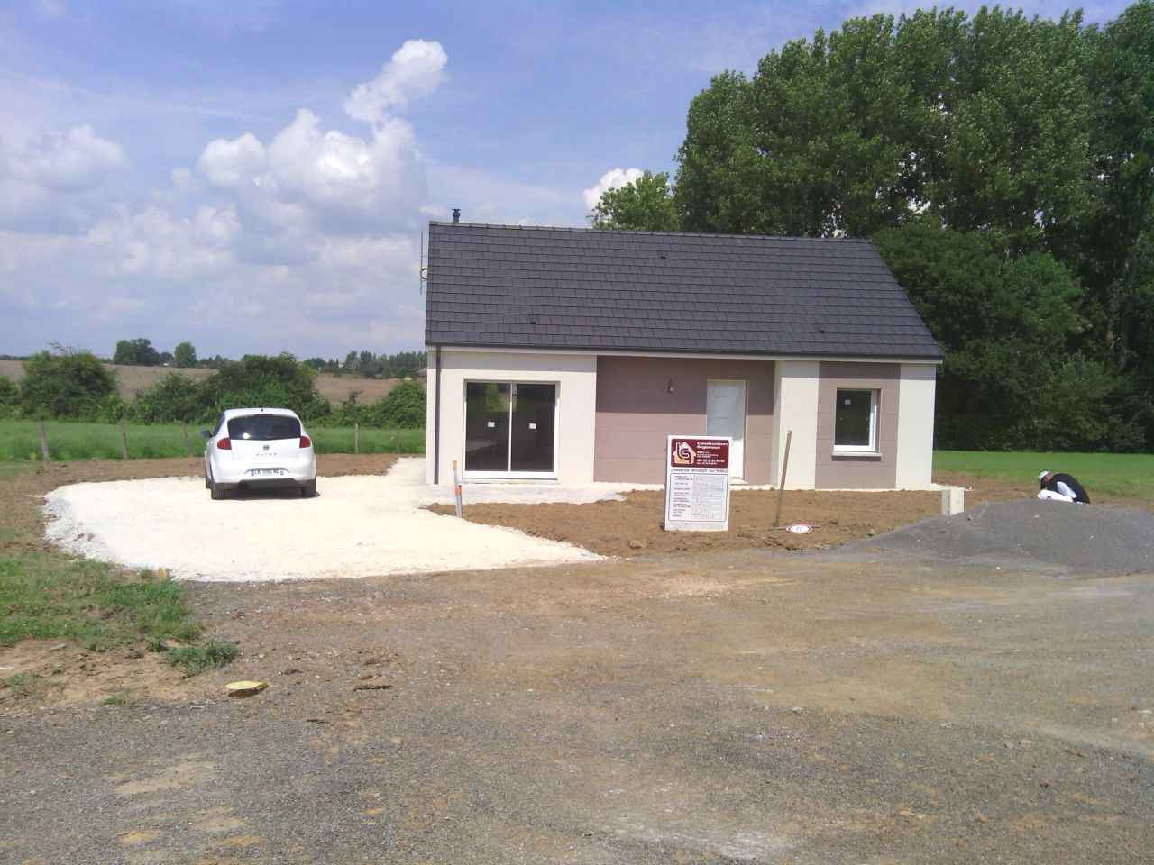 Voilà le chantier et devenu un beau terrain. Il reste les finition pour la pelouse à faire
