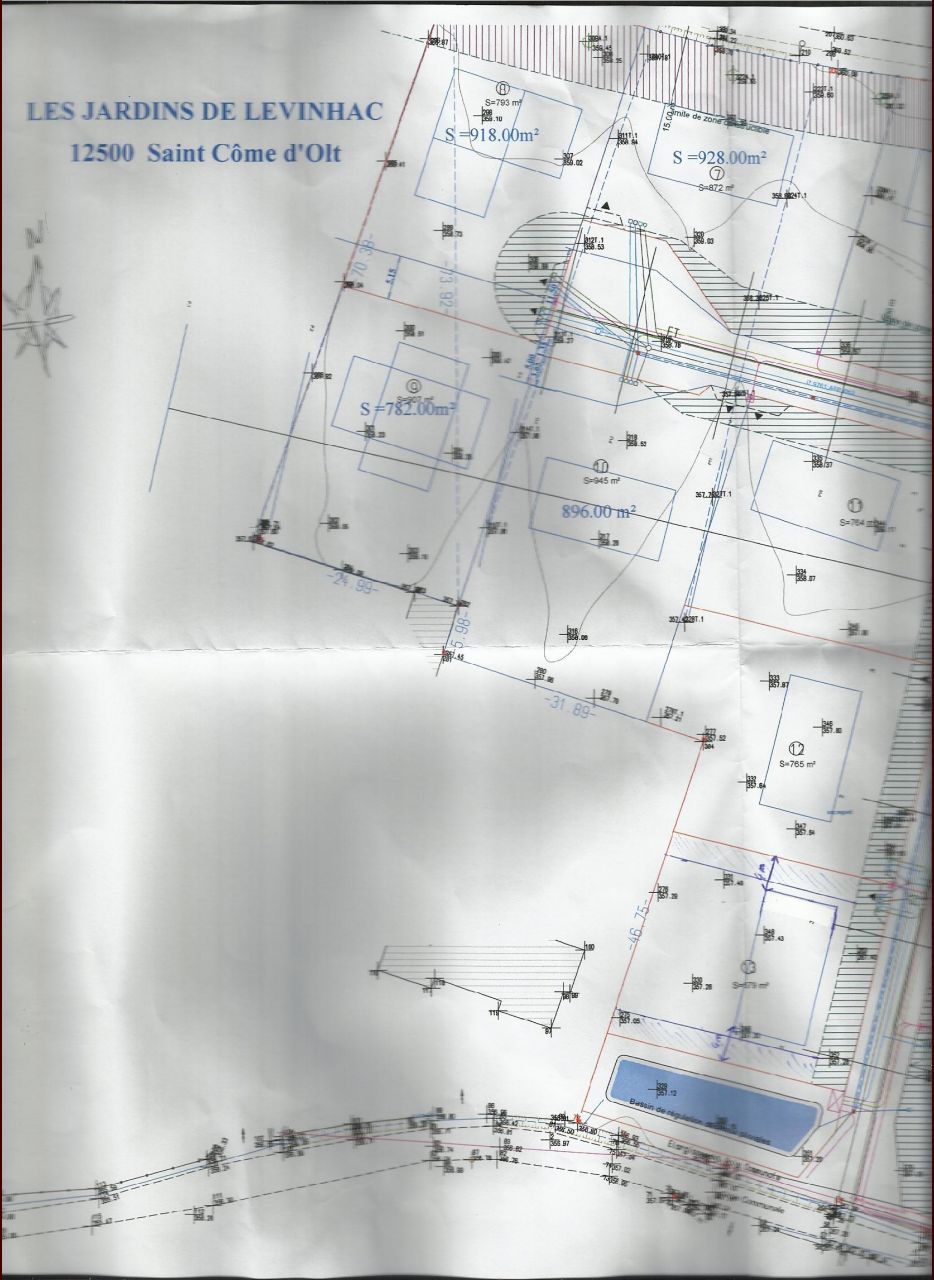 partie gauche du lotissement (notre terrain se situé au dessus du bassin de régulation (en bleu))