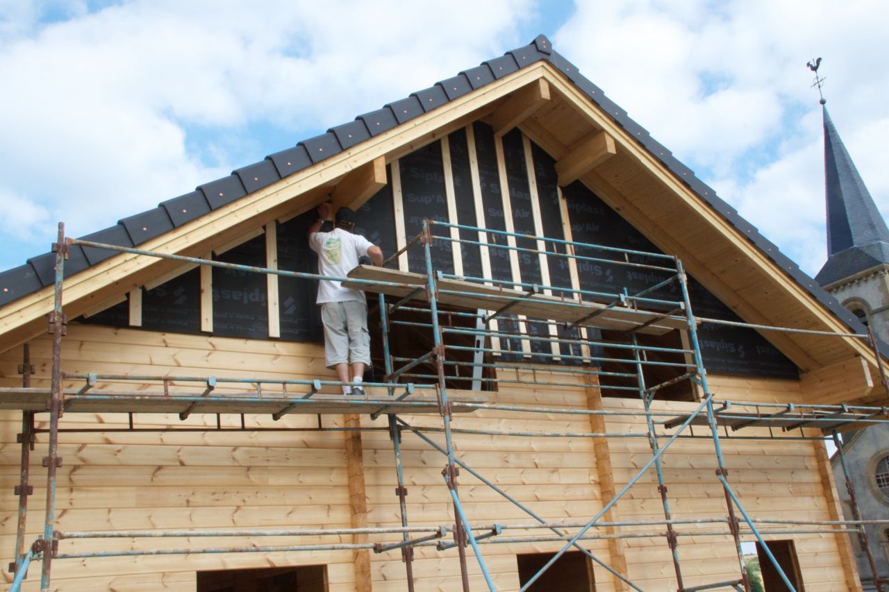 Mise en place des lattes de ventilation sur les ossatures.