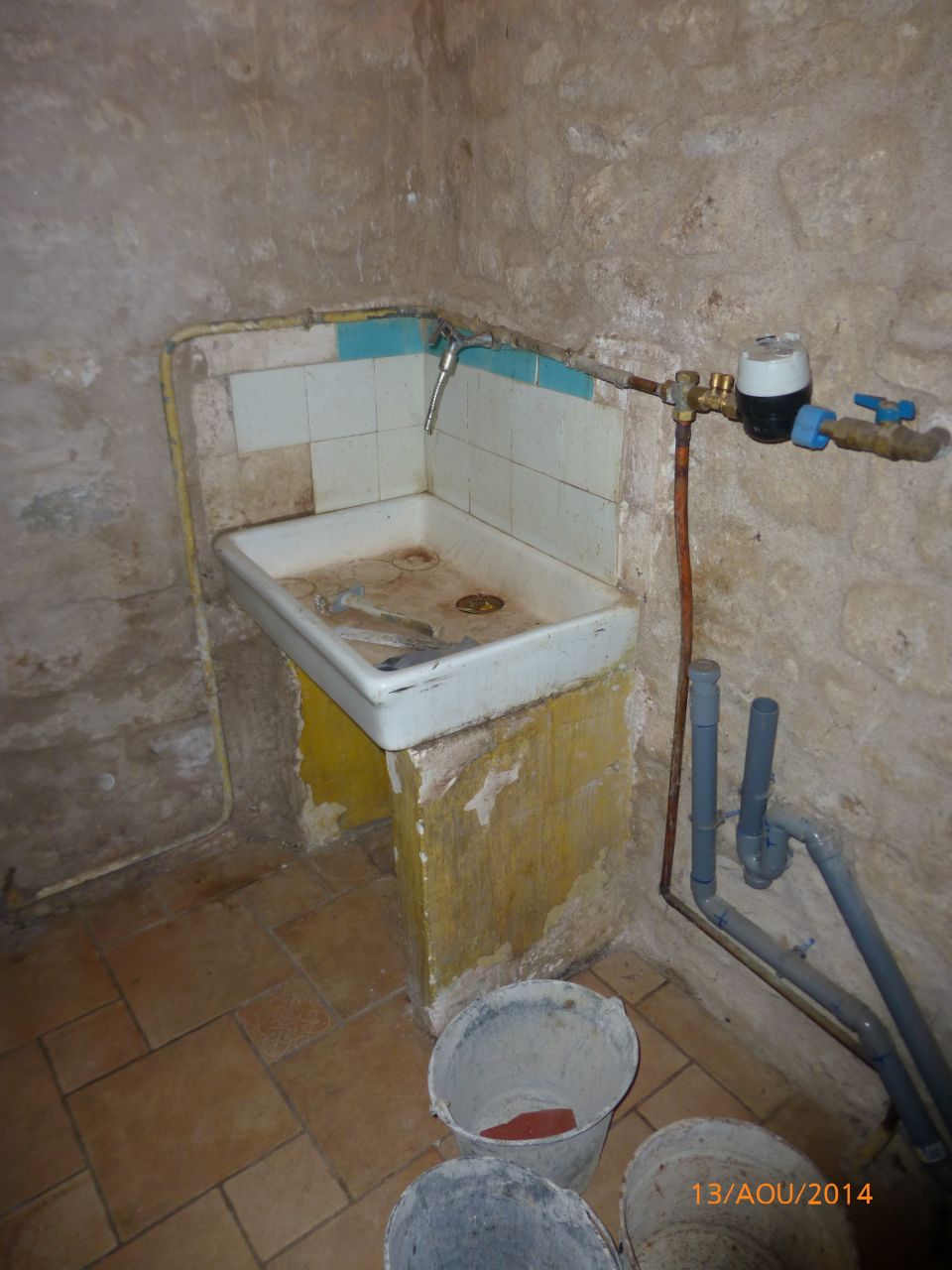 deux lavabos dans la cuisine était inutile, surtout que celui là était direct évacuation dans le mur.