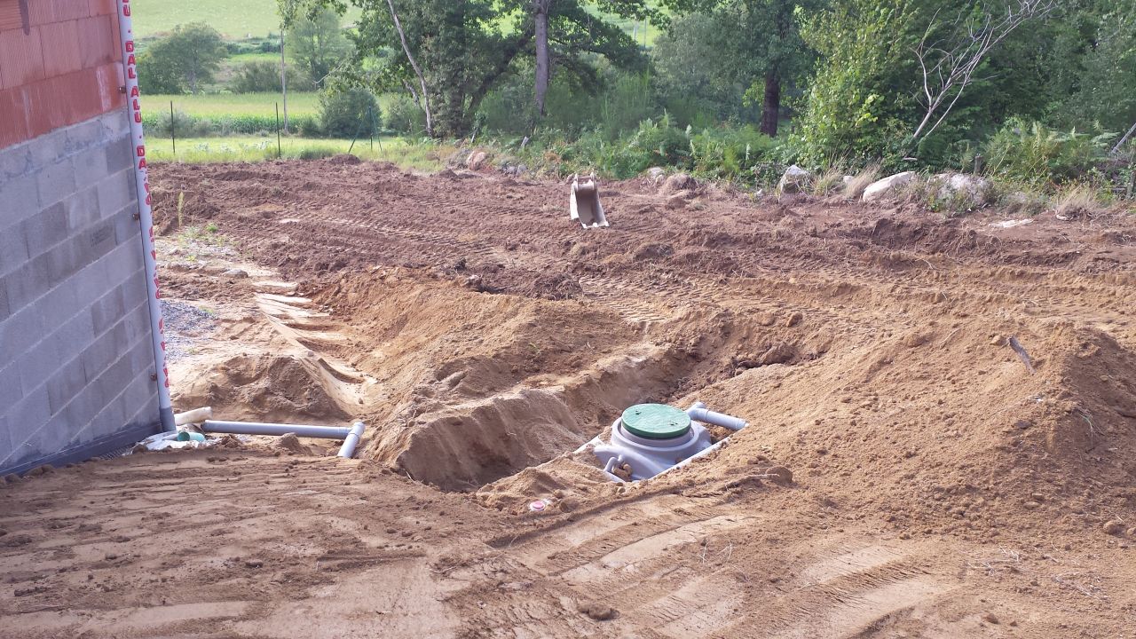 La cuve toutes eaux est mise en place mais pas encore totalement enterrée