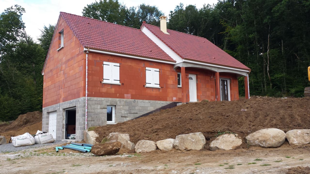remise en place des terres sur l'avant avec une petit enrochement assez esthétique pour les retenir