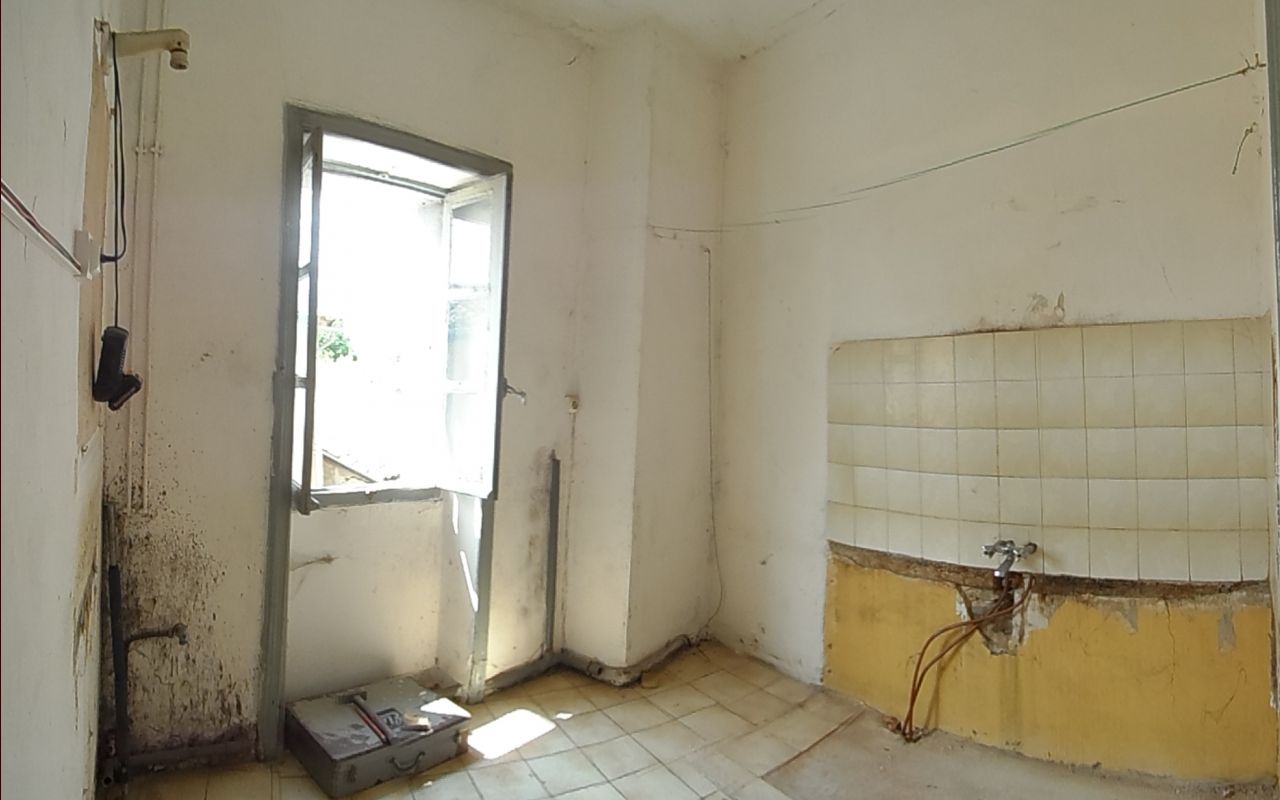 Ancienne salle de bain sans la vasque et sans la baignoire