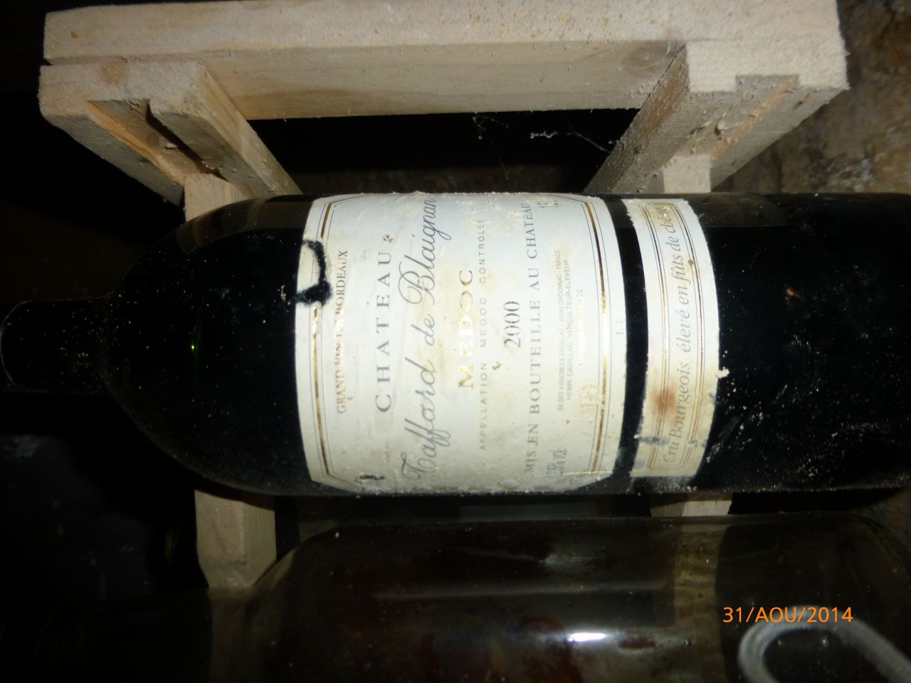 dcouverte dans la cave sous d'autres bouteilles vide. un magnum de vin rouge (valeur entre 30 et 90?)