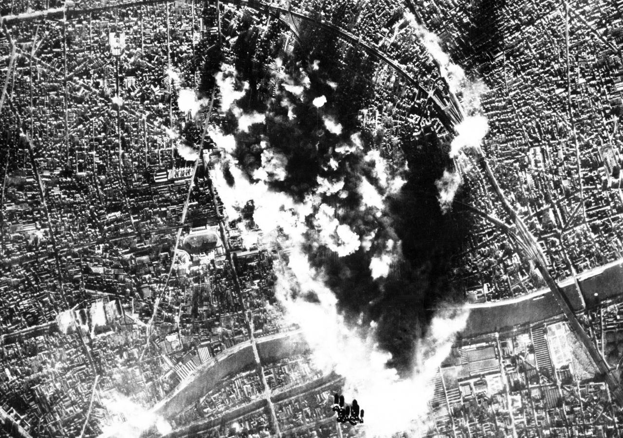 La maison se situe quelque part au lieu de ces bombardements de allis de l'ouest parisien (Neuilly, La garenne colombes, colombes).
