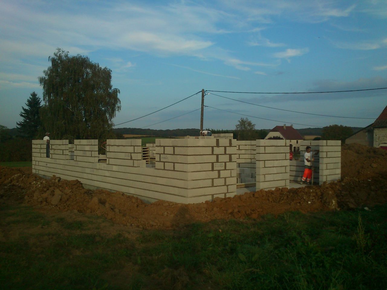 la maison commence à se dessiner ! toujours du boulot propre. En terme de maçonnerie, ça nous satisfait.