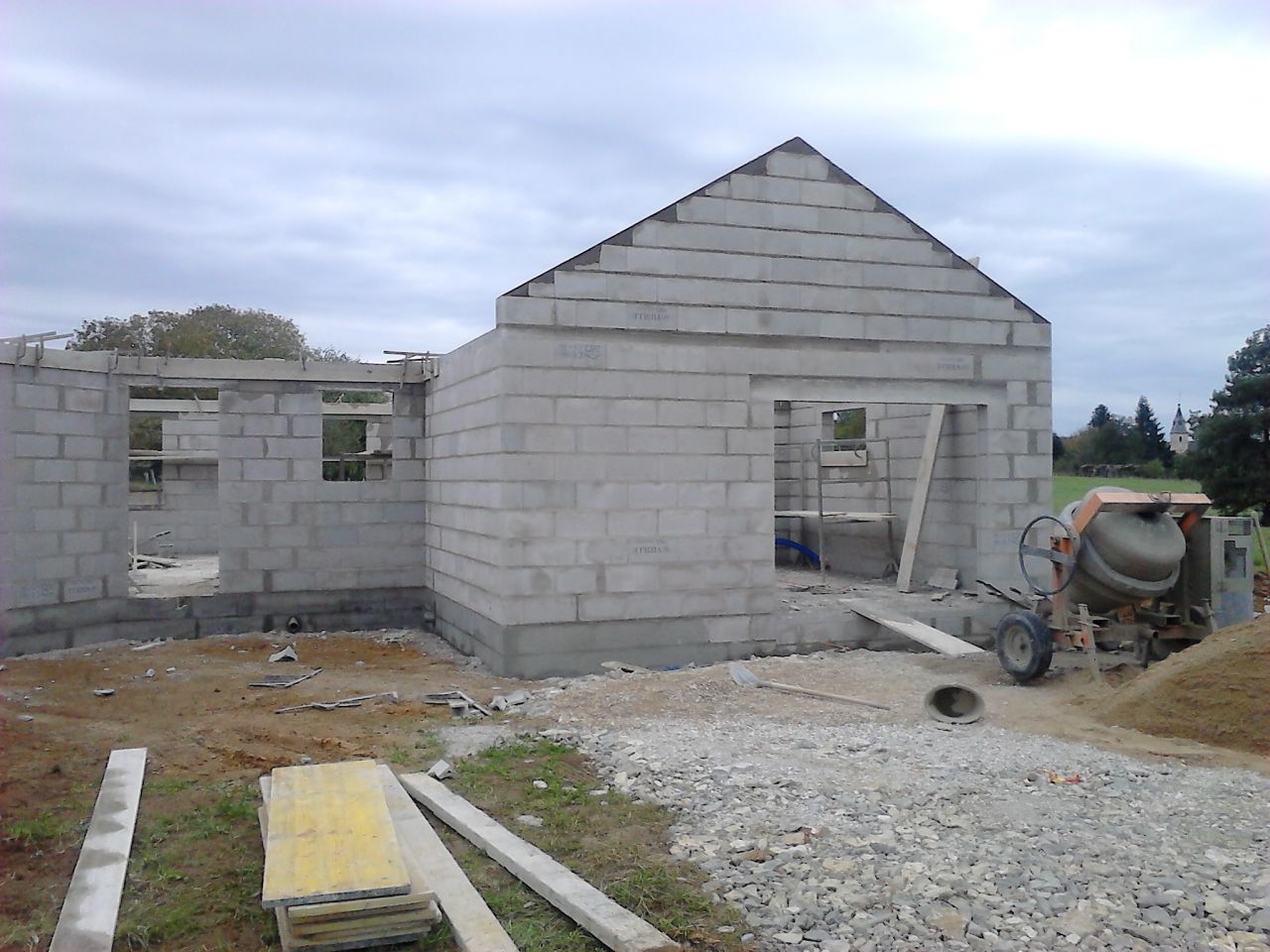 Elévation du premier pignon en façade coté route, pignon du garage
