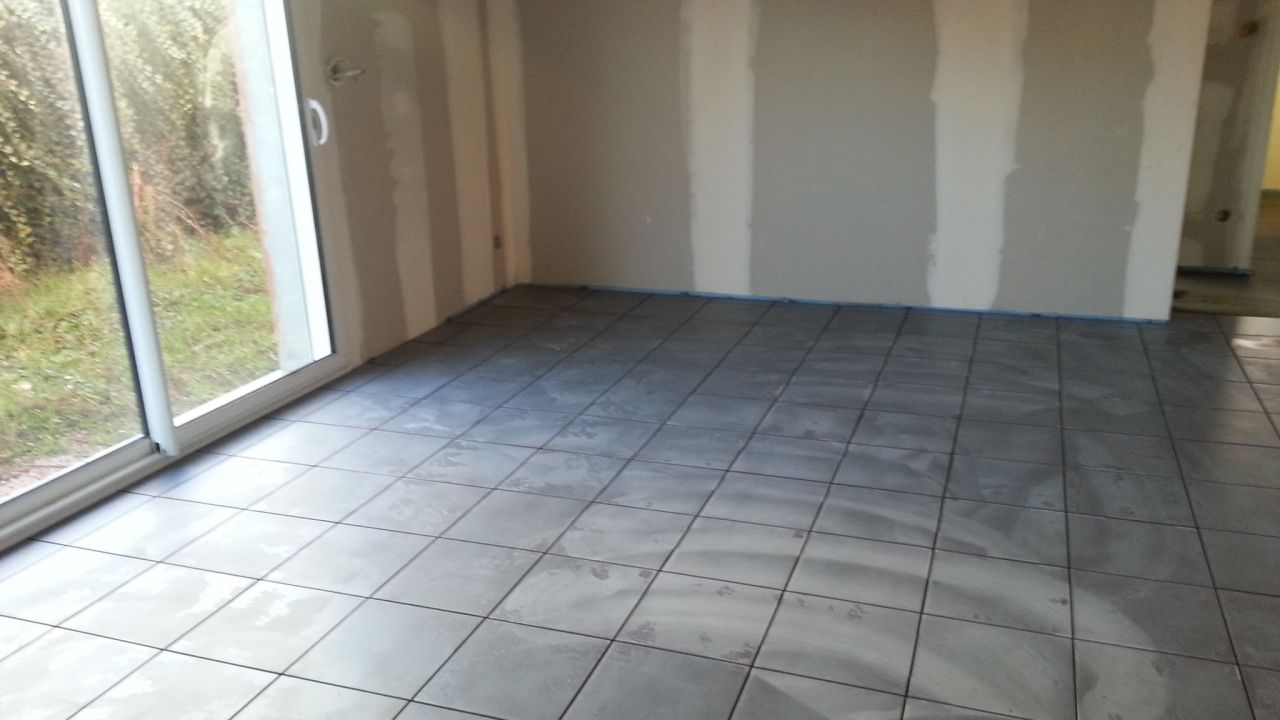 Carrelage du séjour cuisine cellier salle de bains et salle d'eau, toilettes et pallier identiques 33x33