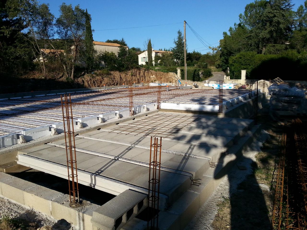 Mise en place des hourdis!! Vu de devant avec la future terrasse couverte