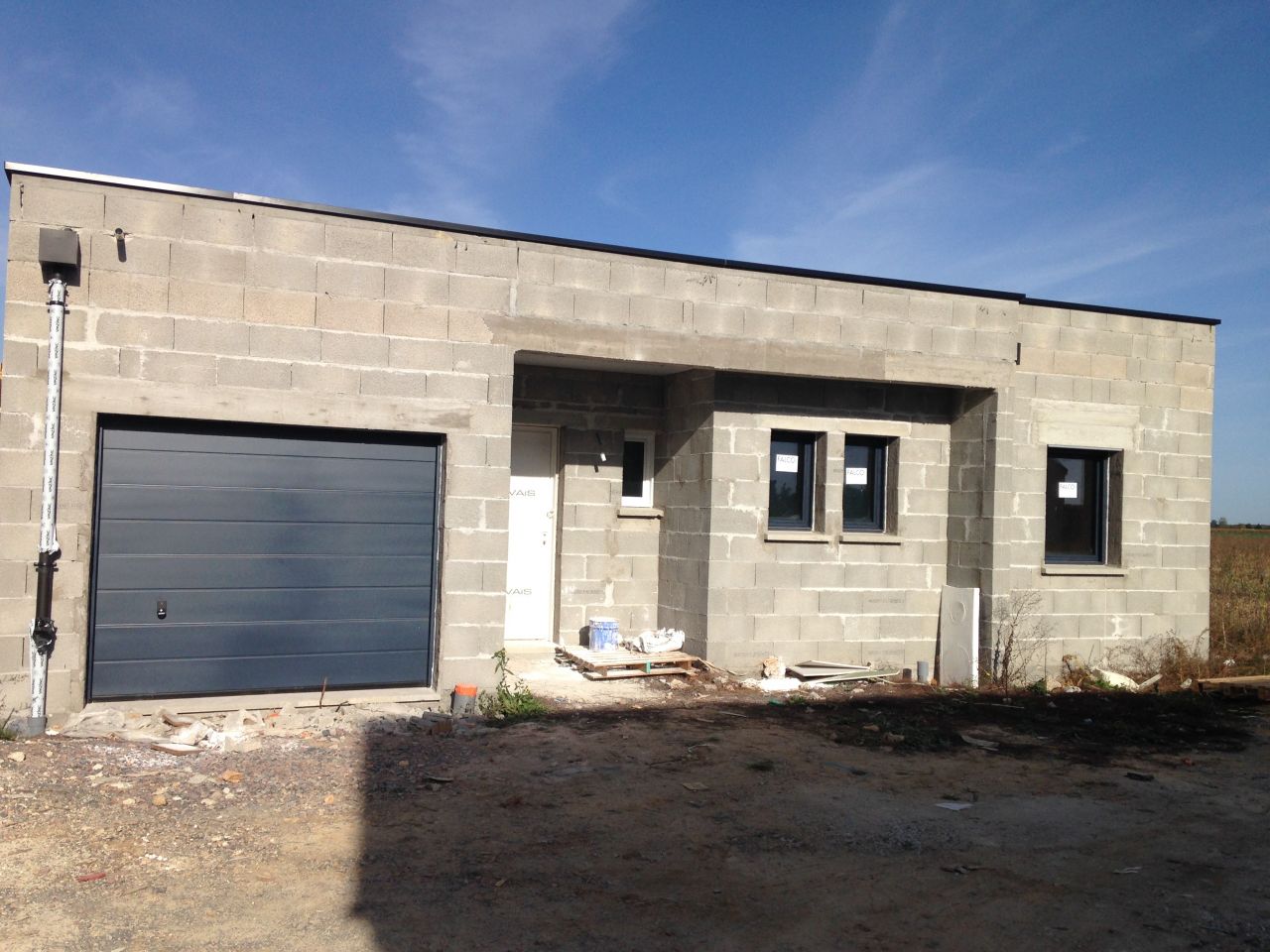 Porte de garage installée.