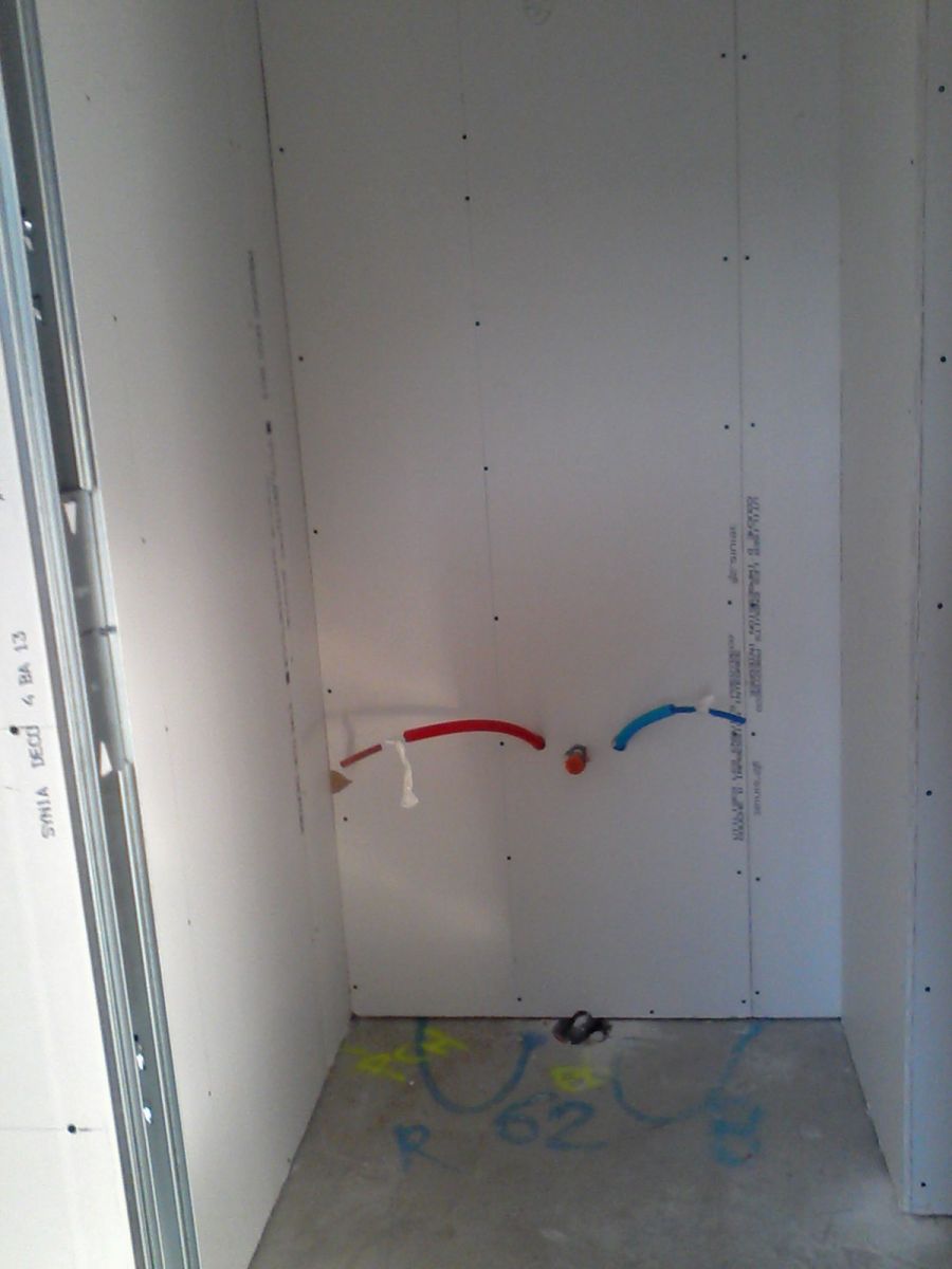 sde du bas. cote lavabo